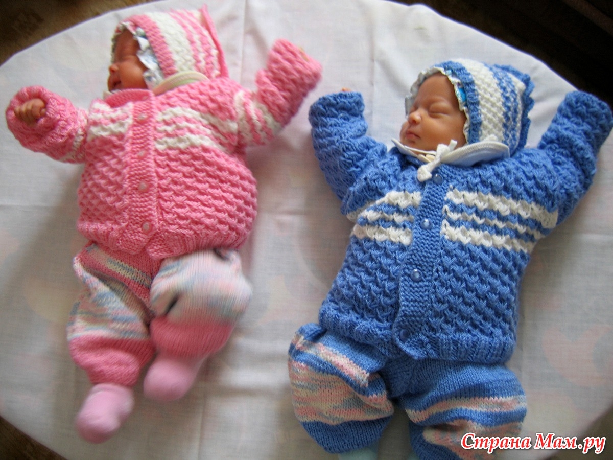 Связаны костюм новорожденному. Вязаные костюмчики для малышей. Вязаные костюмчики для грудничков. Костюм для новорожденного спицами. Вязаные костюмчики для новорожденных спицами.
