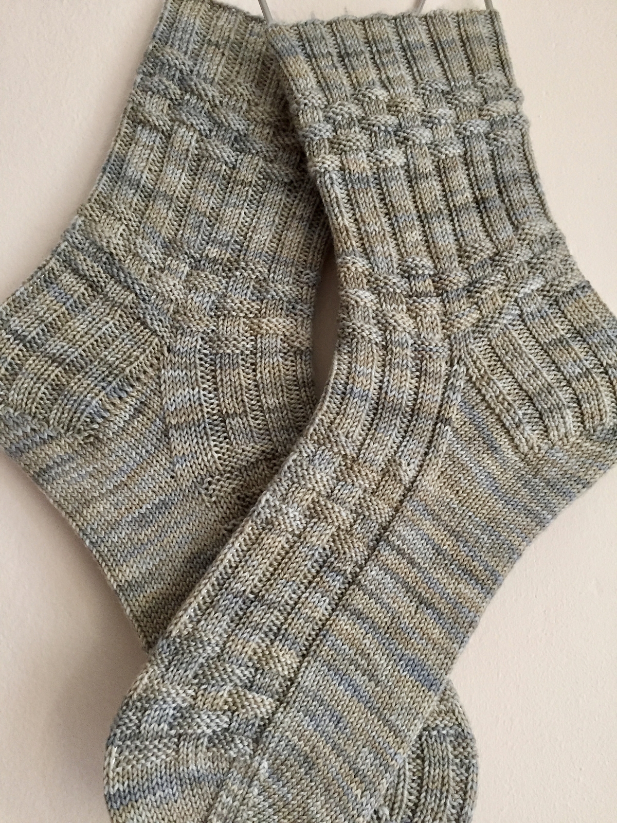 Носочки резинкой. Носки мужские YAMEINA Knitting. Носки мужские 41-47 YAMEINA Knitting. Носки связанные резинкой. Мужские носки спицами.