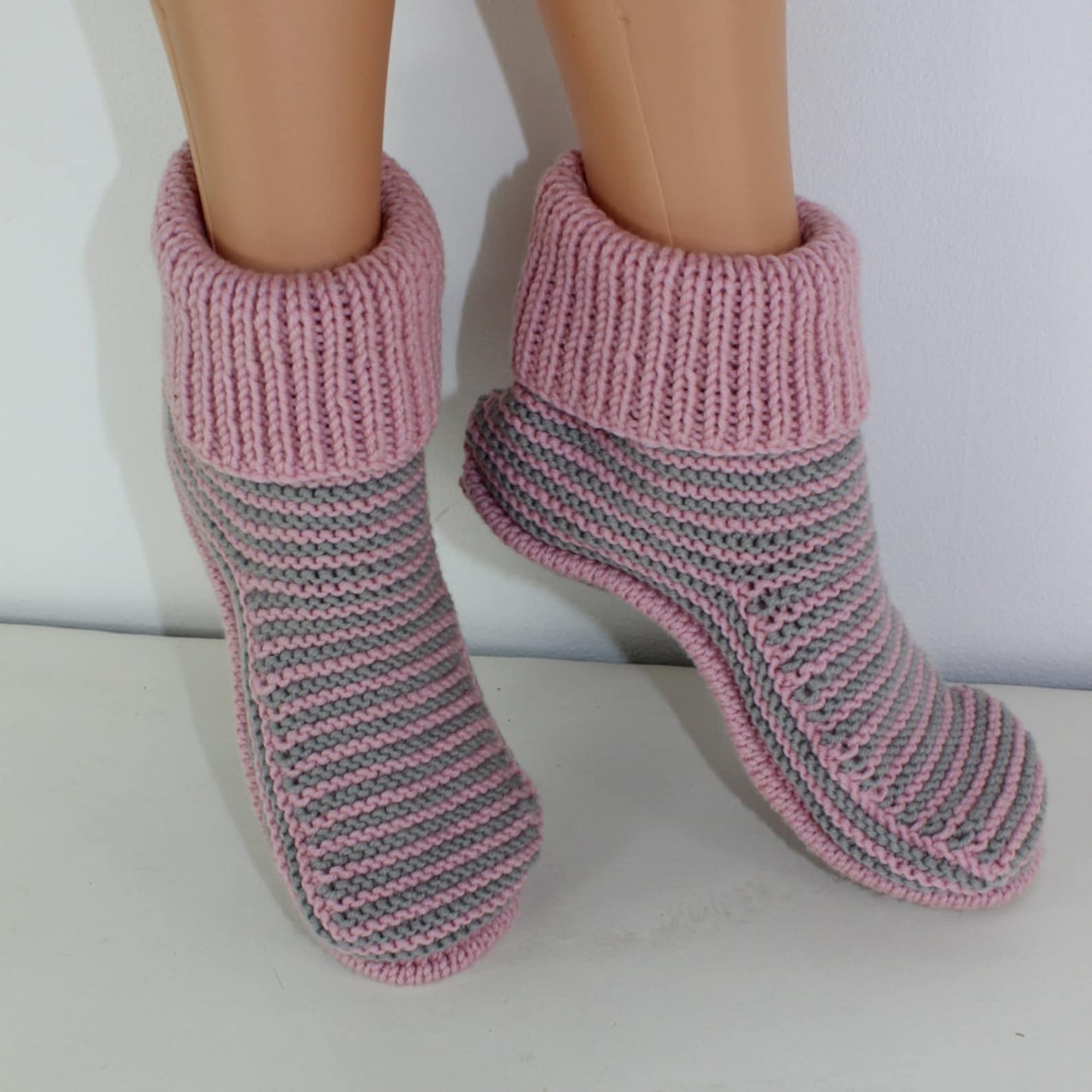 Носки спицами новые модели. Тапочки следки носочки пинетки. Вязаные носки. Вязаные тапки носки. Вязаные носки спицами.