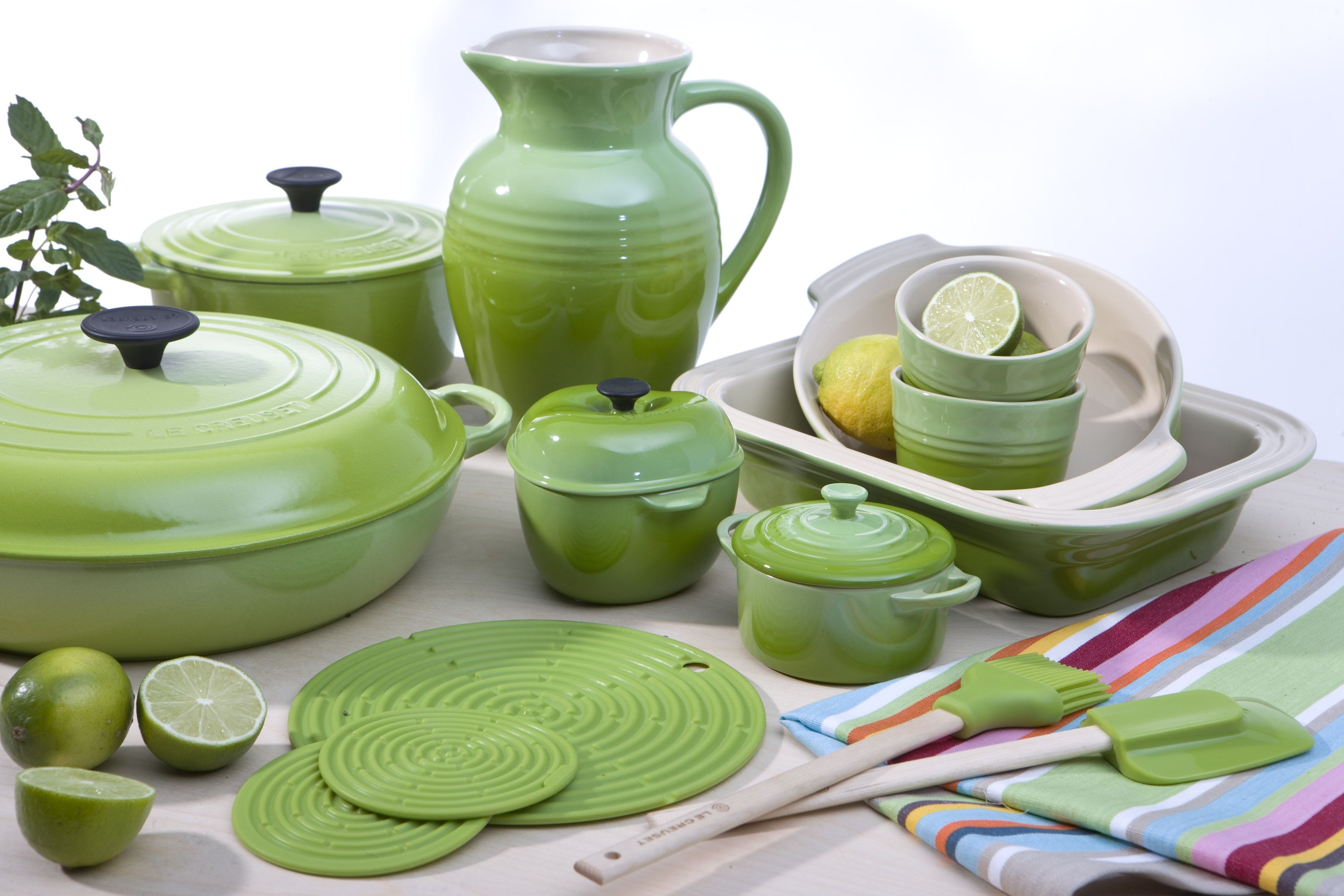 Посуда Ле Крузет. Тарелки le Creuset. Le Creuset миска. Посуда зеленого цвета для кухни.