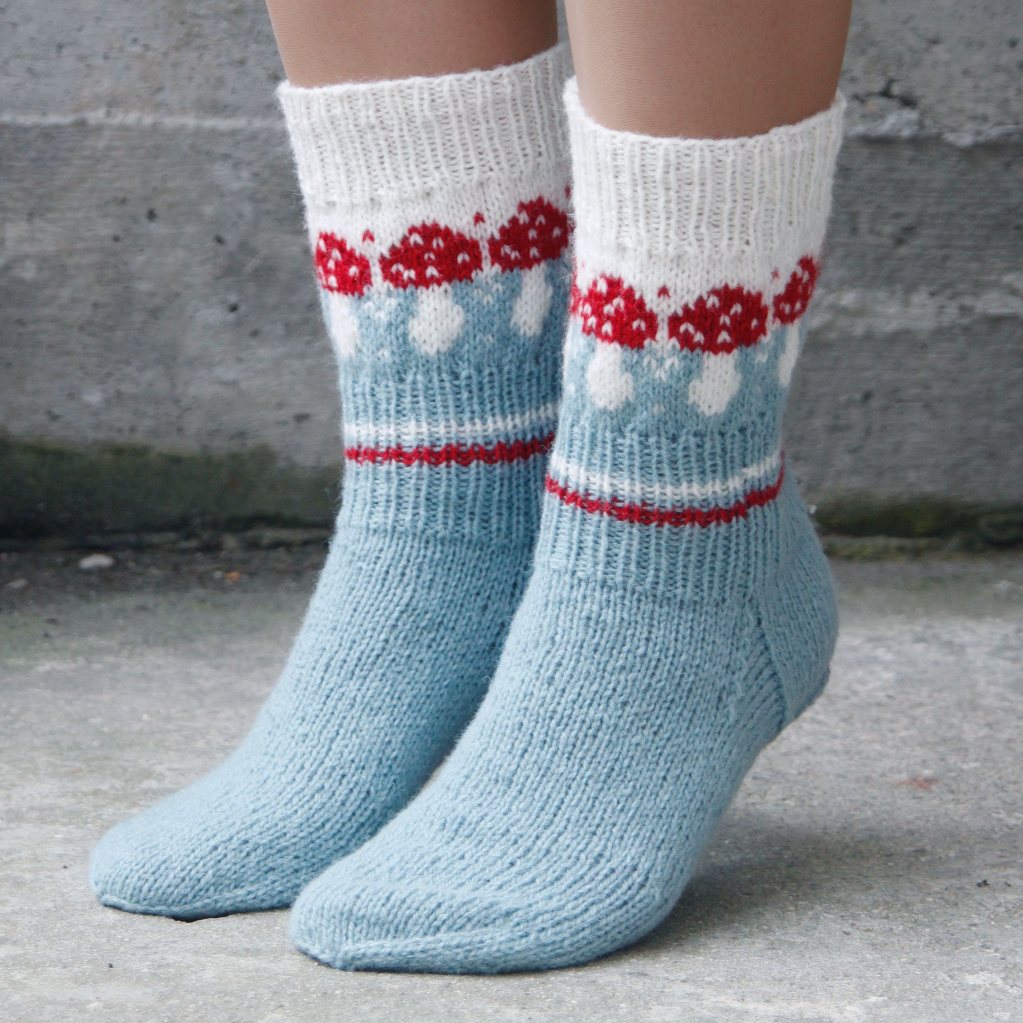 Носки спицами новые модели. Вязаные носки. Носки спицами красивые. Носки детские вязаные. Узорчатые вязаные носки.