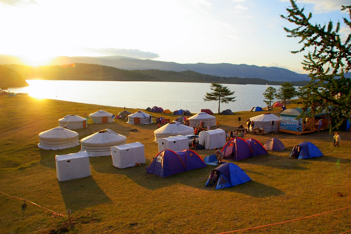 Кемпинги рядом. Палаточный лагерь на Ольхоне Солнечный берег. Кемпинг Ольхон. Озеро Байкал палаточный городок. Автокемпинг Байкал.