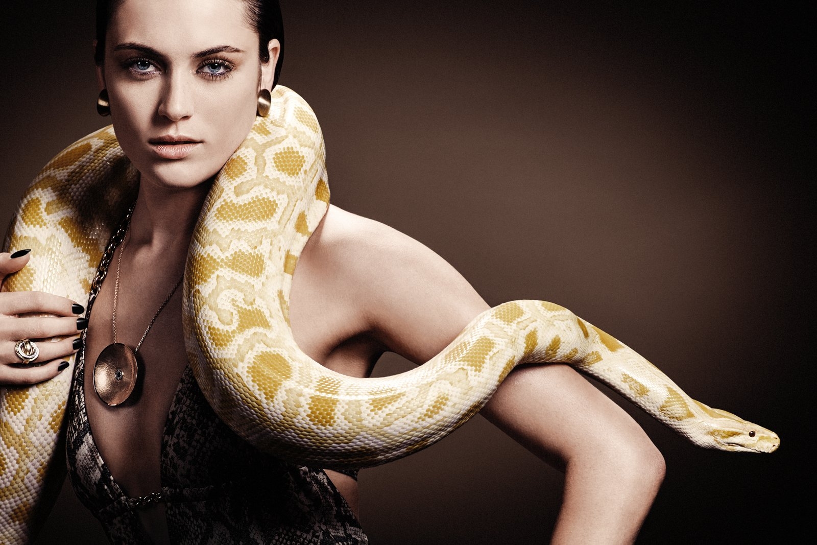 Женщина змея видео. Фотосессия со змеями. Женщина змея. Фотосессия со змеей в студии. Красивая змея обои.