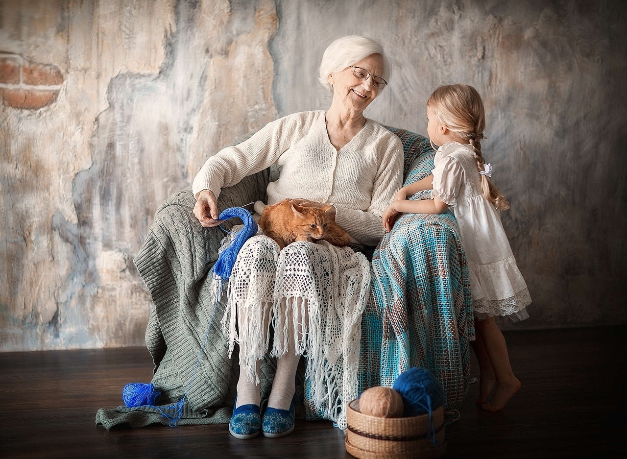 С правнучкой бабушку. «Бабушка и внучка»; Абдулхак Абдуллаев. Бабушка и внучка. Фотосессия бабушка с внуками. Фотопроект старость.