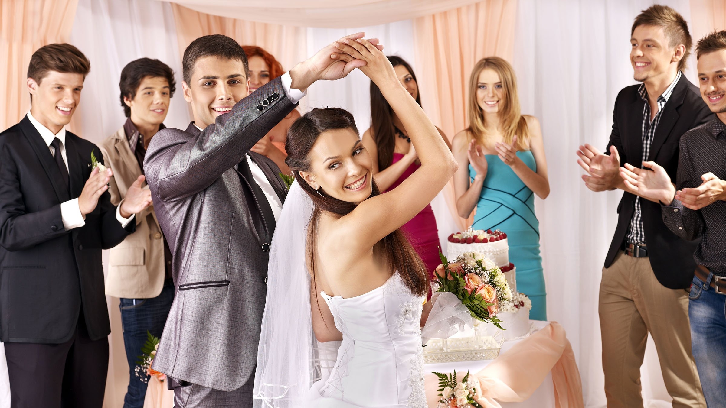 Веселая танцевальная для гостей. Конкурсы на свадьбу. Невеста и гости. Молодожены с гостями. Гости на свадьбе.