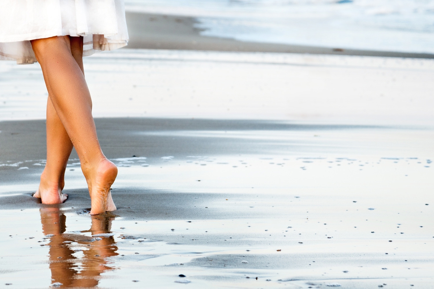 Сбежать легко. Ноги на берегу моря. Девушка босиком. Легкая походка.