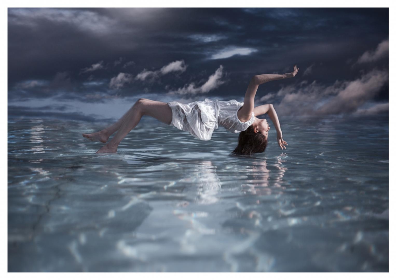 Парить картинка. Девушка над водой. Девушка в воздухе. Девушка лежит в воде. Фотосессия в воде.