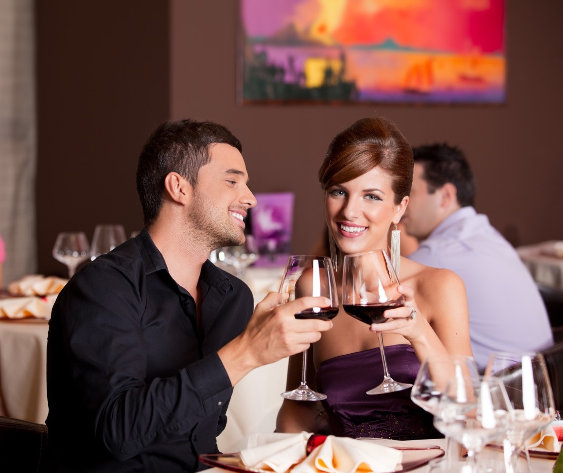 Свидание ужин. Романтический ужин в ресторане. Мужчина и женщина за столиком. Люди в ресторане. Мужчина и женщина в кафе.
