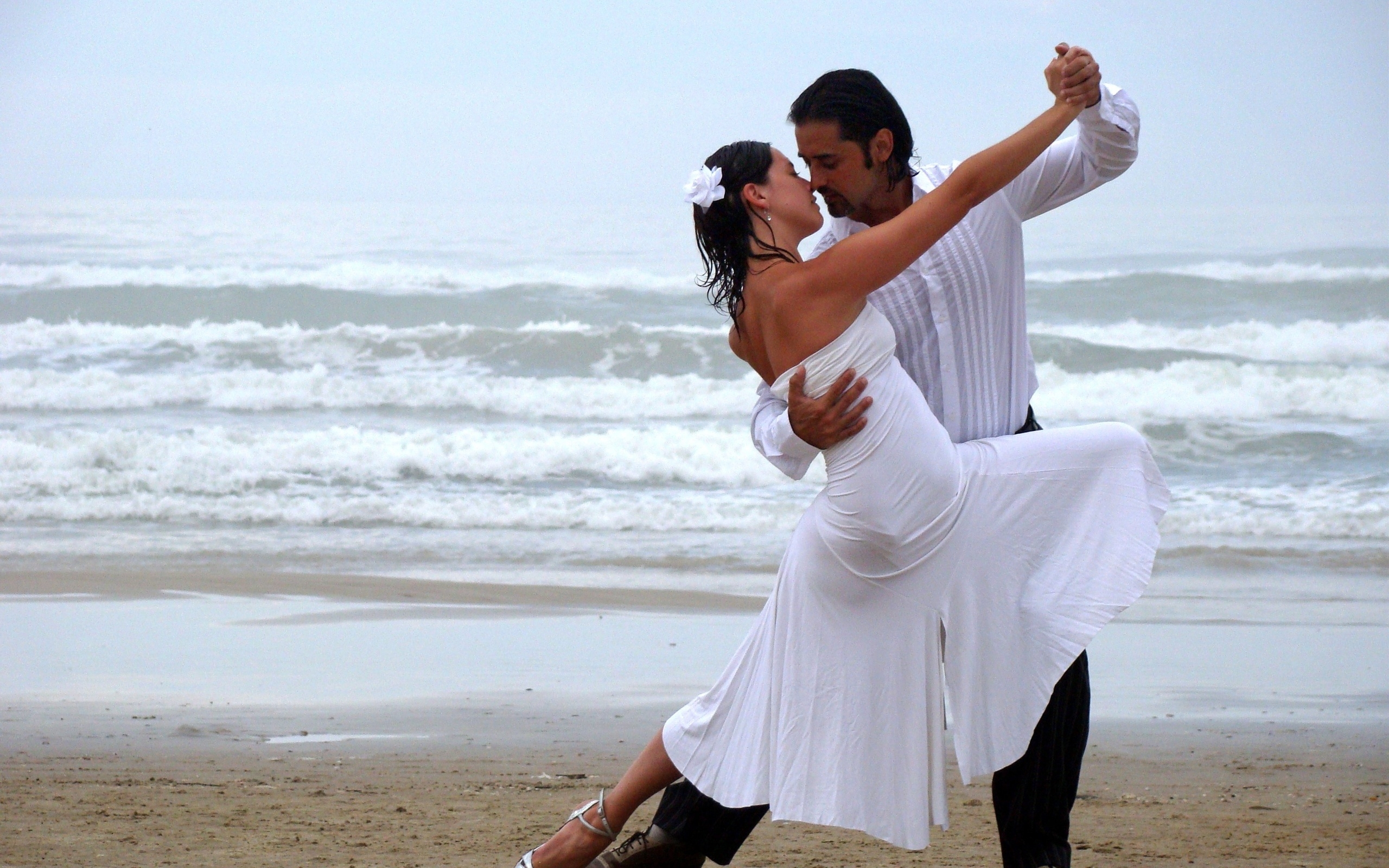 Танец под песню мы вдвоем. Пара танцует. Танцы на пляже. Танцы в паре. Танцы на берегу моря.