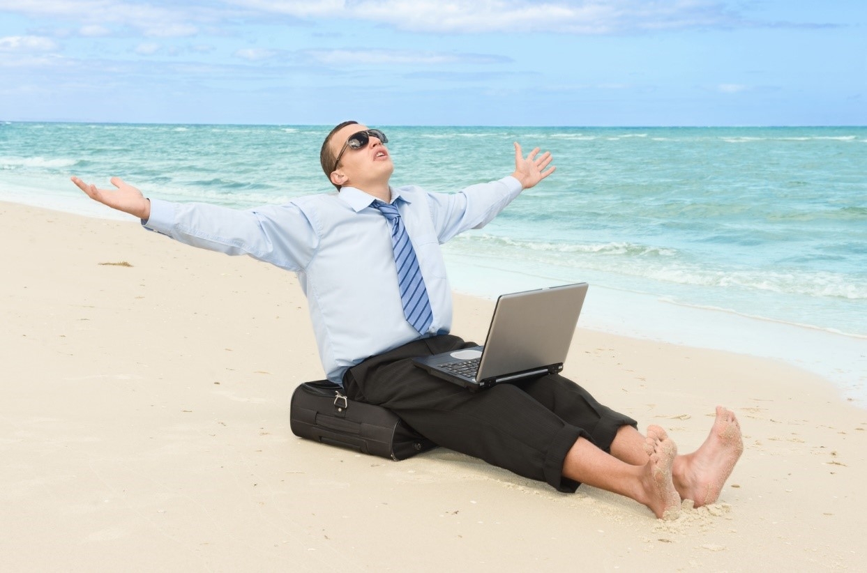 Интернет на время отпуска. Бизнесмен на пляже с ноутбуком. Бизнесмен на отдыхе. Отдыхающий бизнесмен. Человек отдыхает.