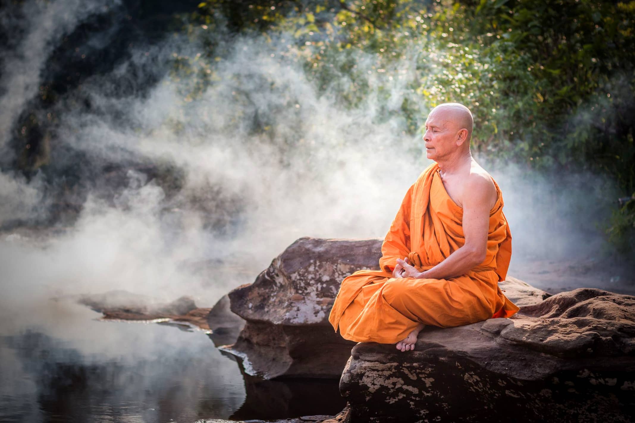 Время медитировать. Буддистский монах Тибет. Буддистский монах Китай. Буддийский монах буддийские монахи. Буддисты в Гималаях.
