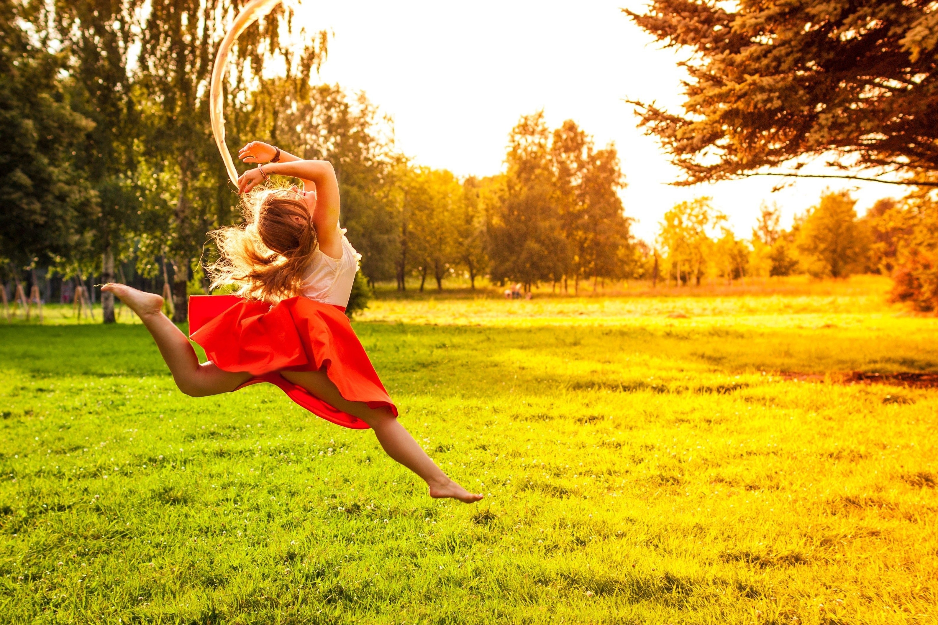Be happy dance. Счастливая девушка. Радостное настроение. Девушка в прыжке. Позитивные фото.