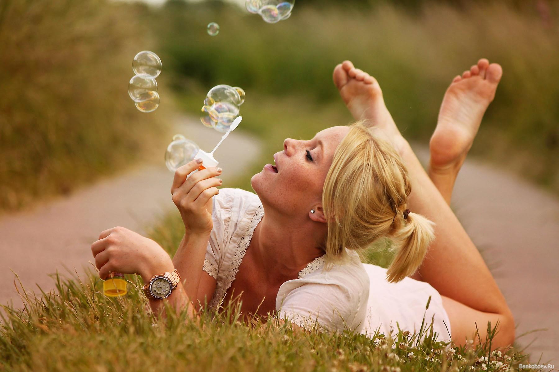 Счастливые минуты в жизни. Женщина с мыльными пузы. Фотосессия с мыльными пузырями. Счастье женщины. Счастливая женщина.