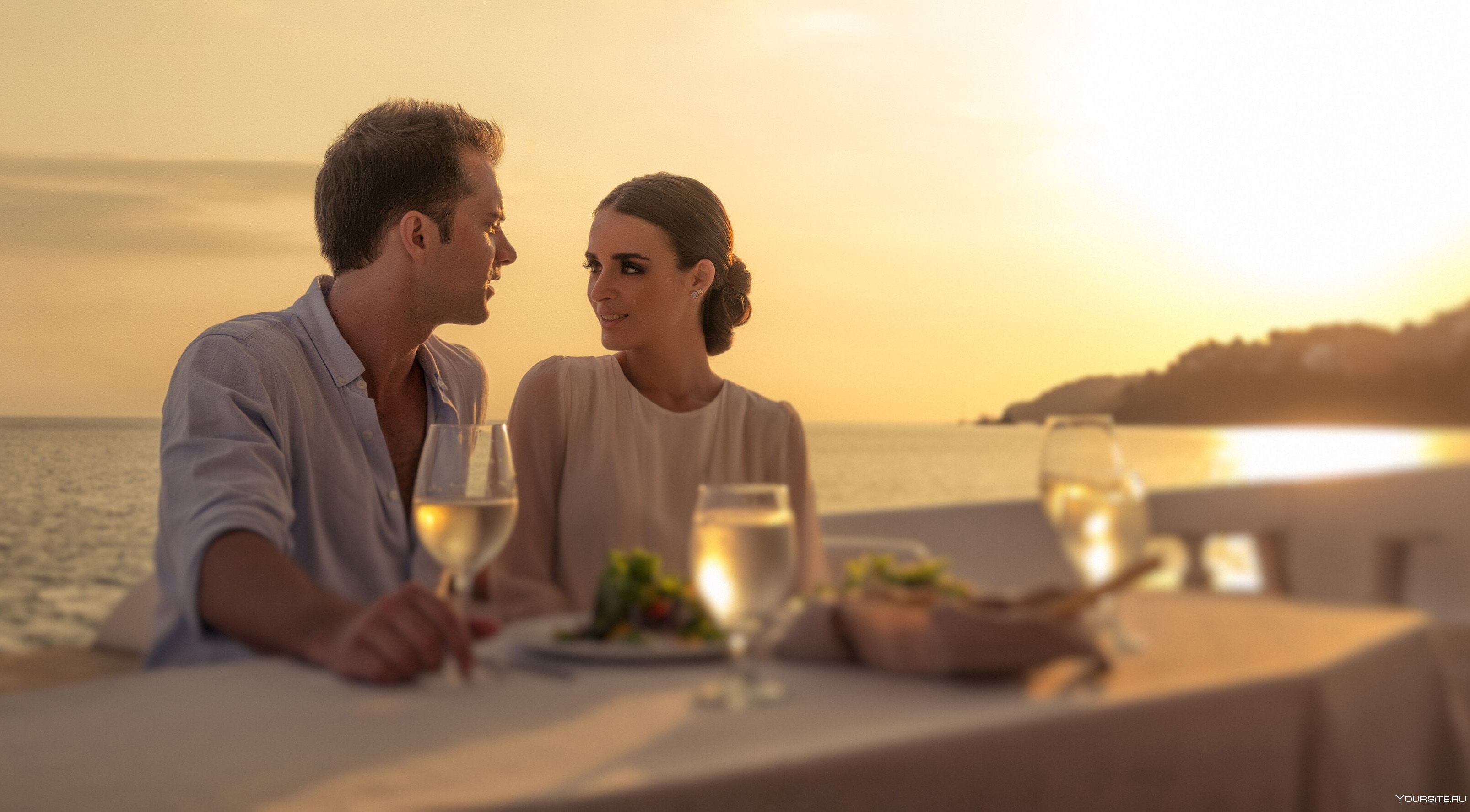 Пара столиков. Вечер для двоих. Романтический ужин. Свидание на берегу моря. Романтическое свидание.