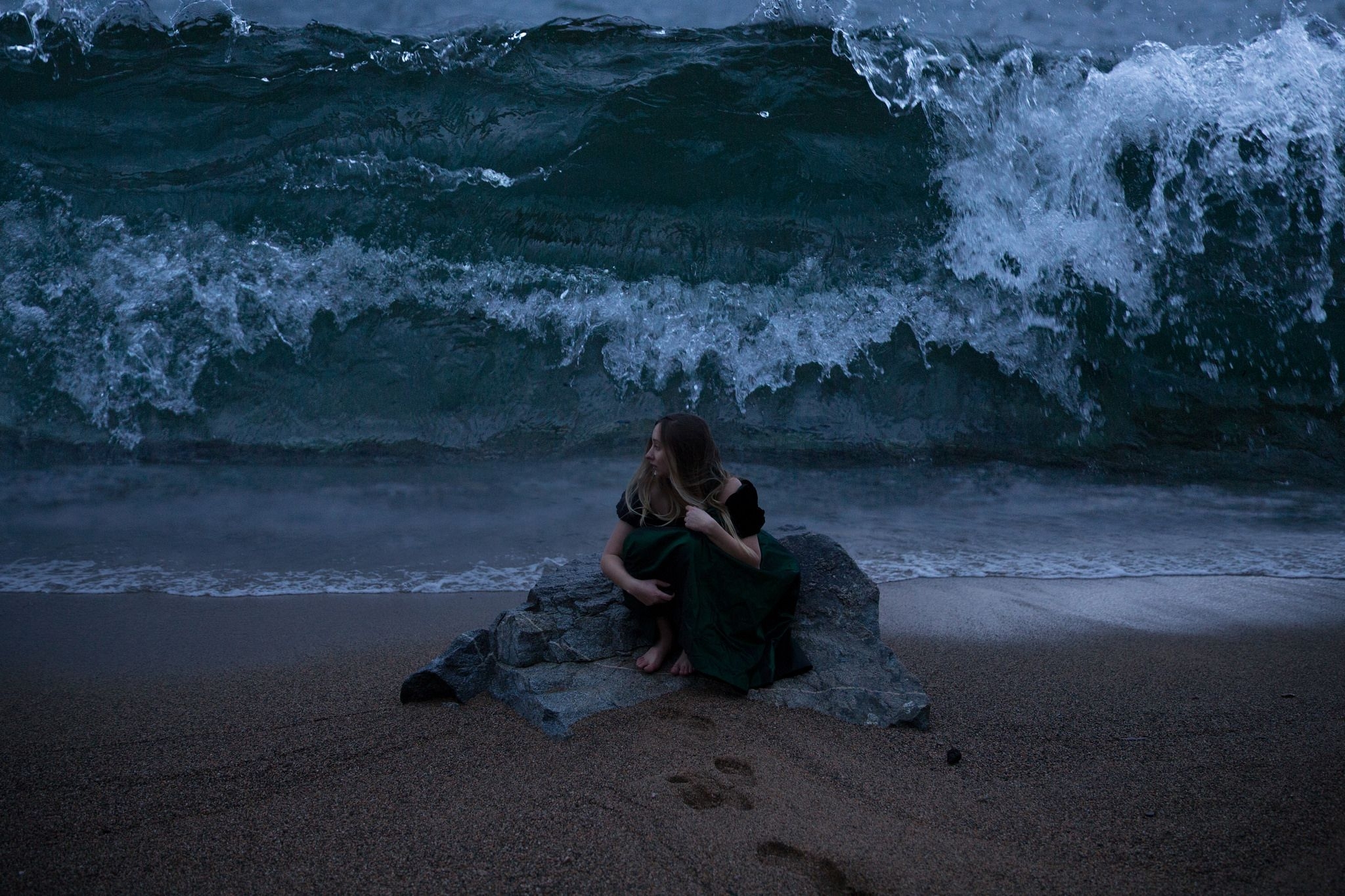 Читать ночь у берега 84. Море грусть. Девушка-море. Девушка на берегу моря. Фотосессия на море.