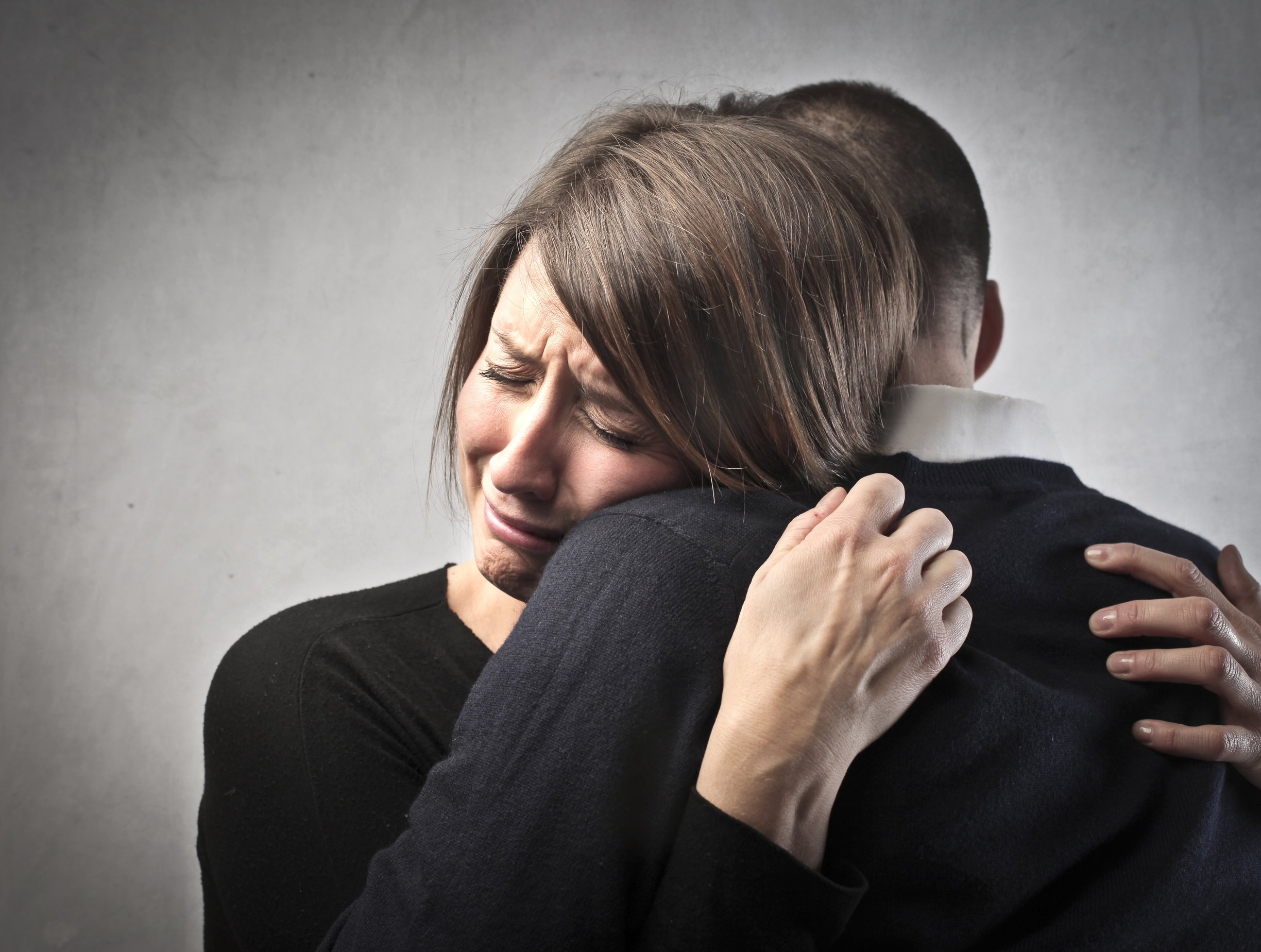 Психология жизненной ситуации. Плачущие родители. Люди обнимаются и плачут. Утешение в горе. Женщина утешает мужчину.