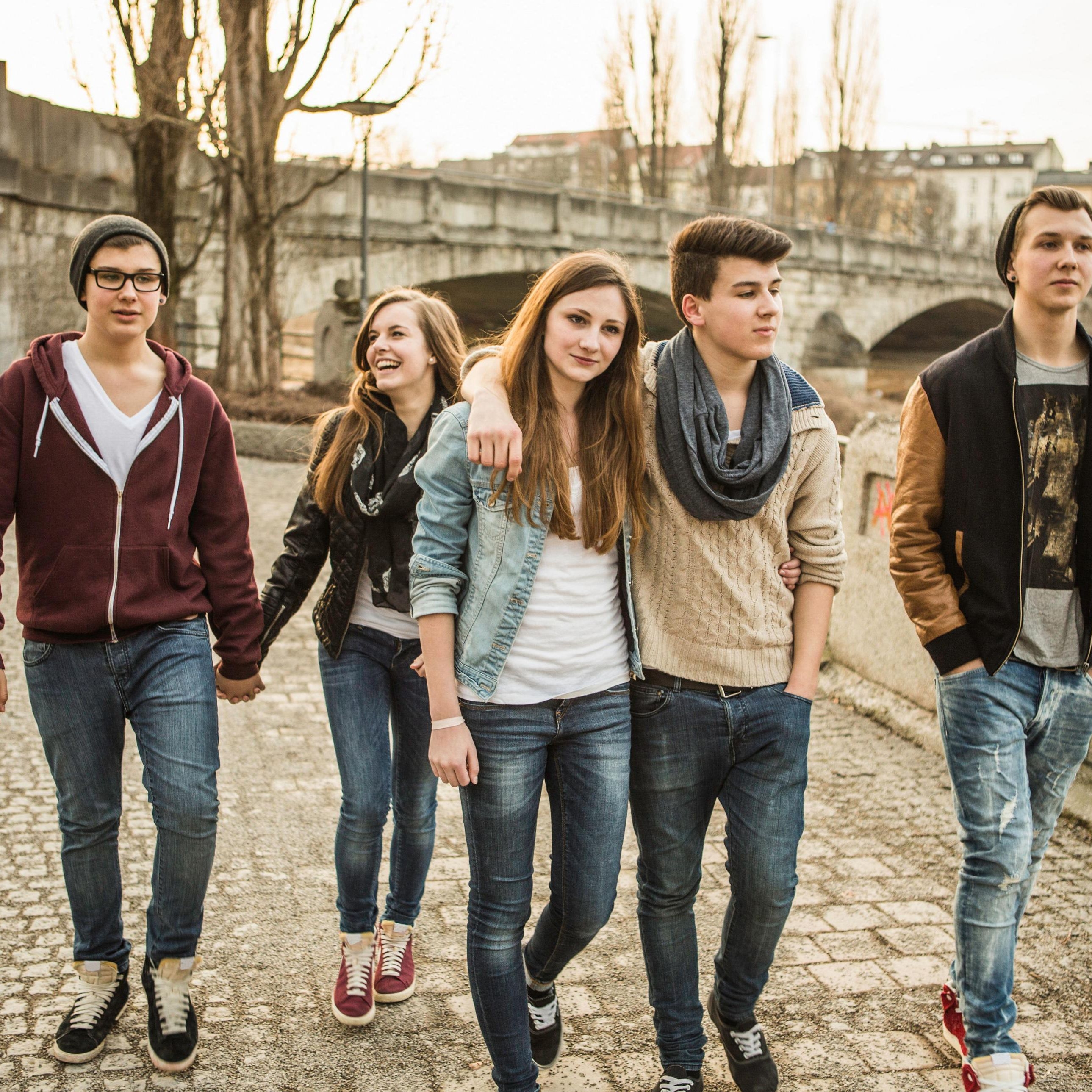Молодая группа подростков