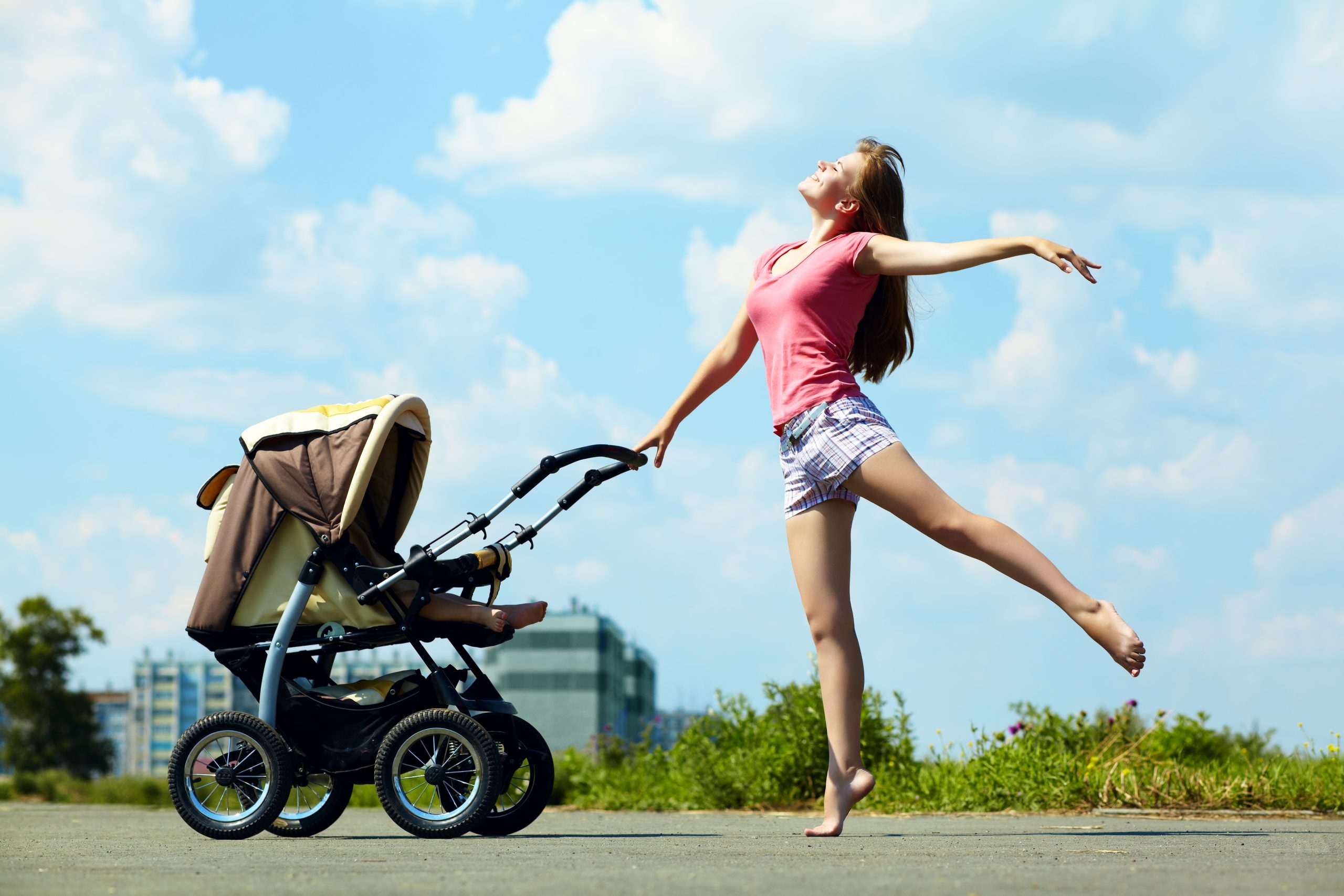 Молодая мама 24. Мама с коляской. Коляска прогулка. Мамочки с колясками. Девушка с коляской.