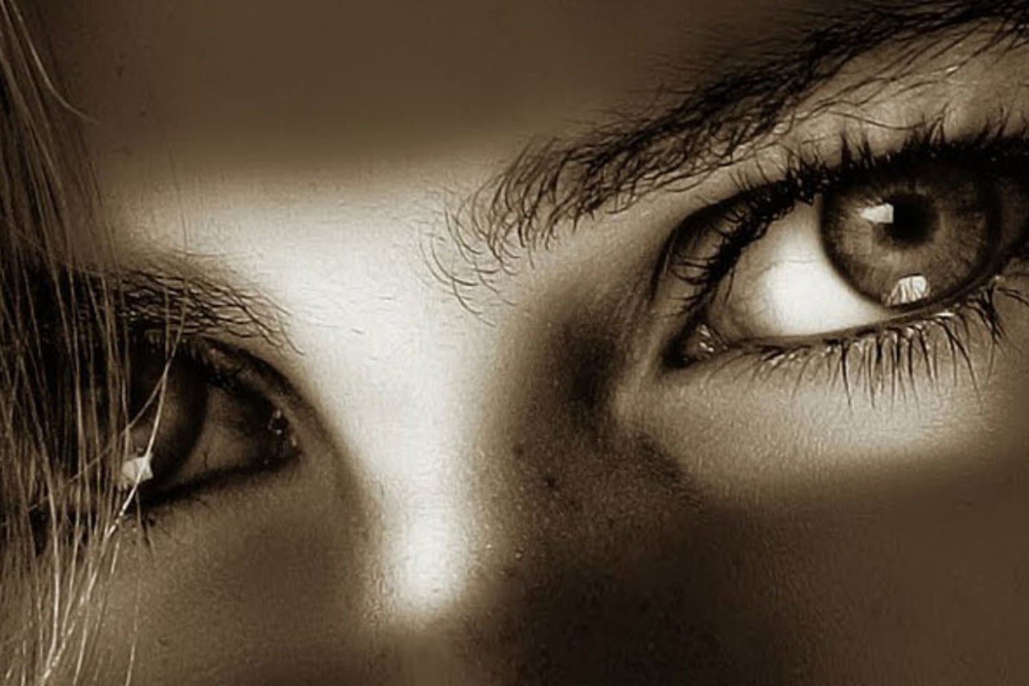 Скука в глазах. Красивые женские глаза. Грустные женские глаза. Девушка с грустными глазами. Печальные глаза.