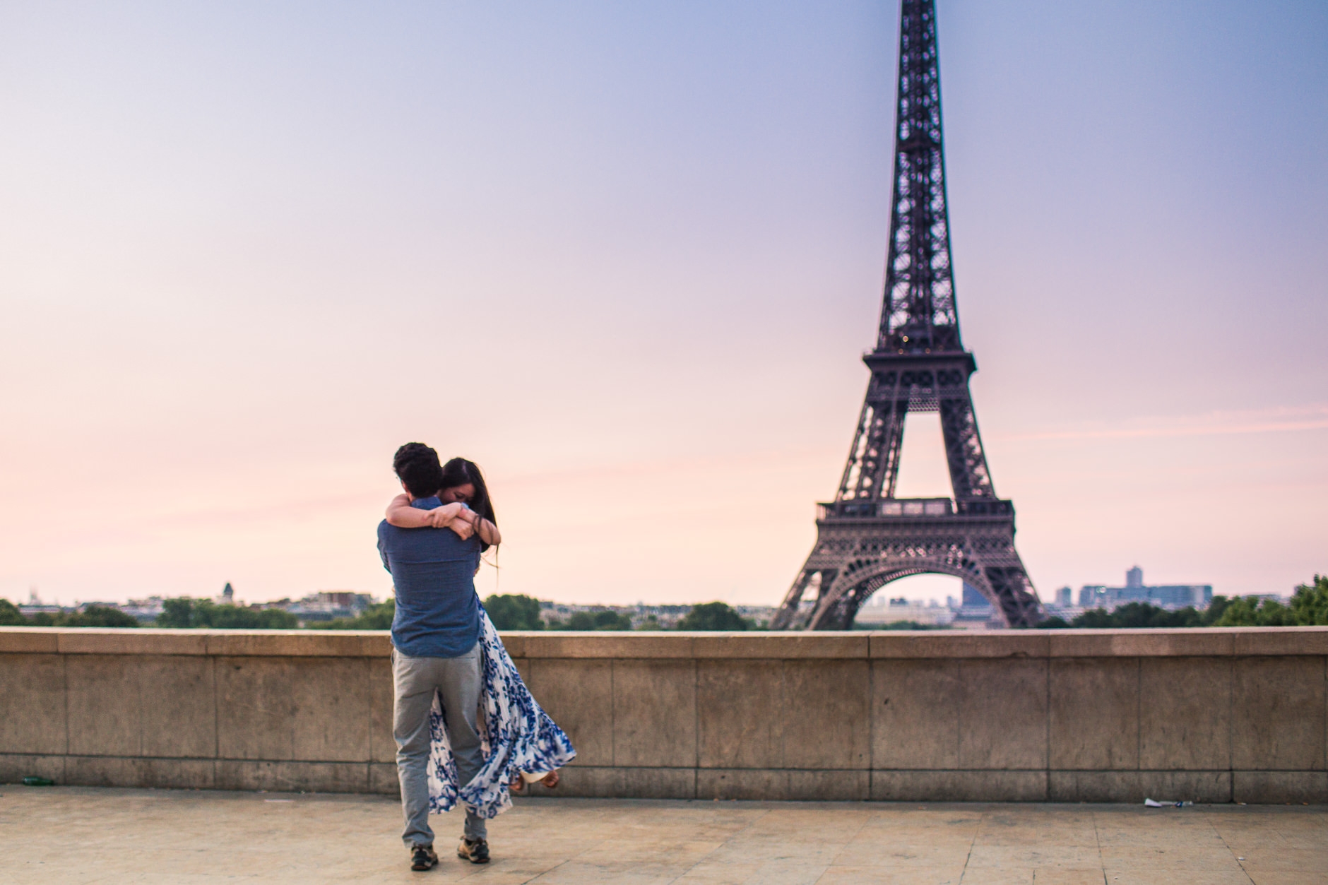 Скучаю по парижу. Трокадеро в Париже. Влюбленные в Париже. Пара в Париже. Человек на фоне Эйфелевой башни.