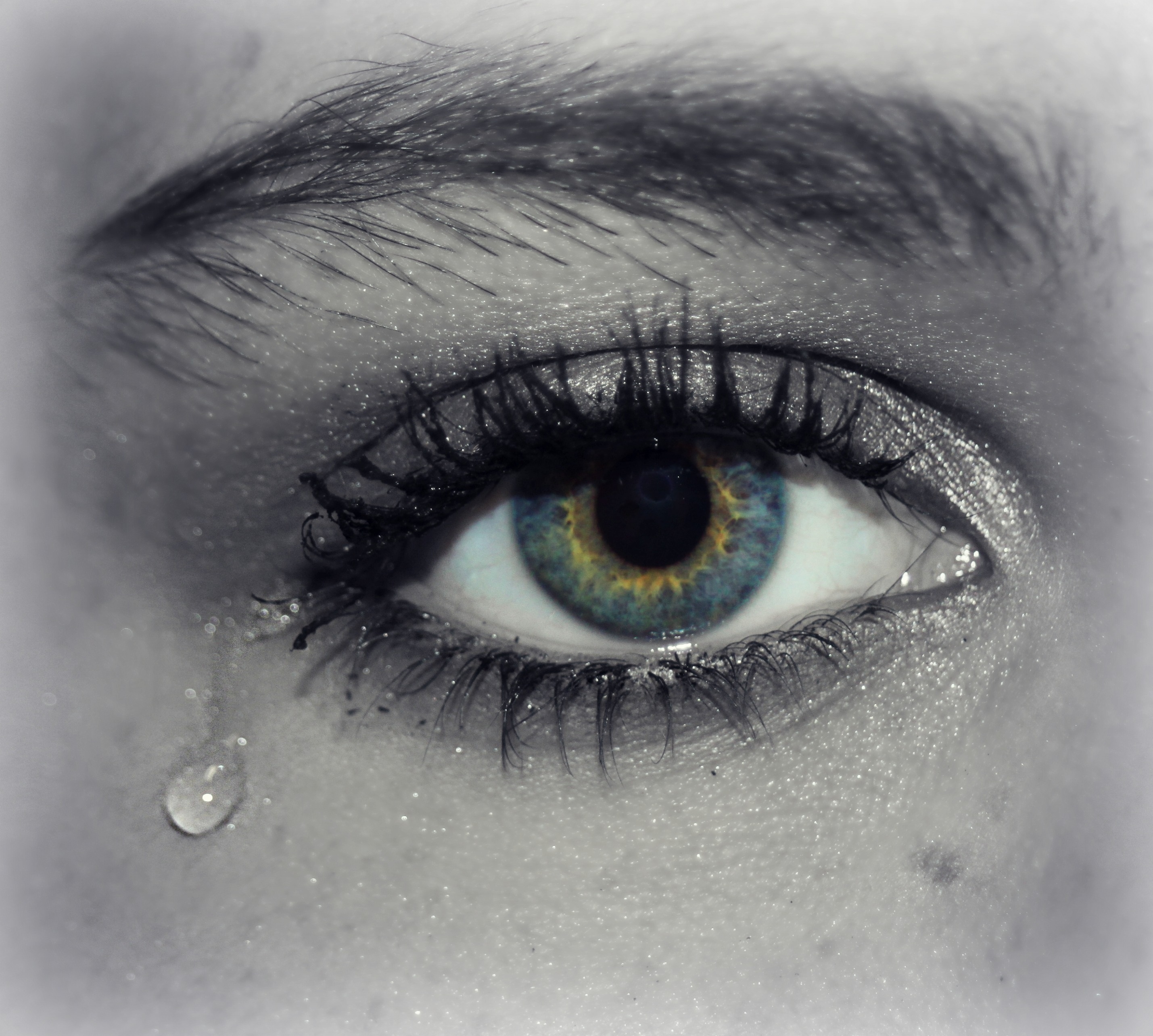 Глаза долу. Грустные глаза. Глаз со слезой. Заплаканные женские глаза. Плачущие глаза.