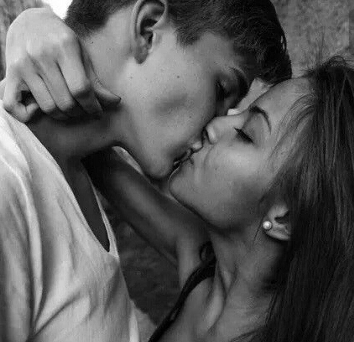 J kissing. Парень целует девушку. Поцеловаться с парнем. Страстные поцелуи. Необычный поцелуй.