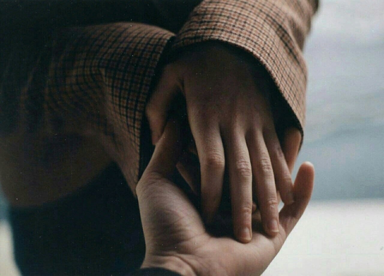 Без твоей руки. Эстетика прикосновений. Объятия Эстетика. Эстетика любовь руки. Легкое касание рук.