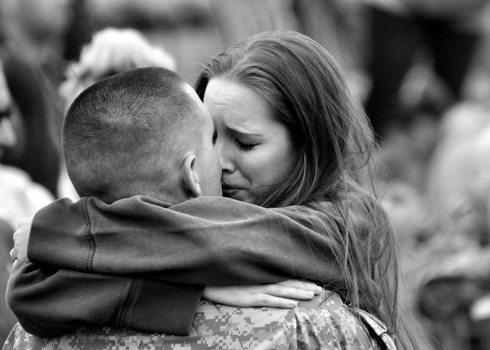 Встречая и расставаясь. Трогательные объятия. Солдат обнимает. Объятия после разлуки. Объятия родных.