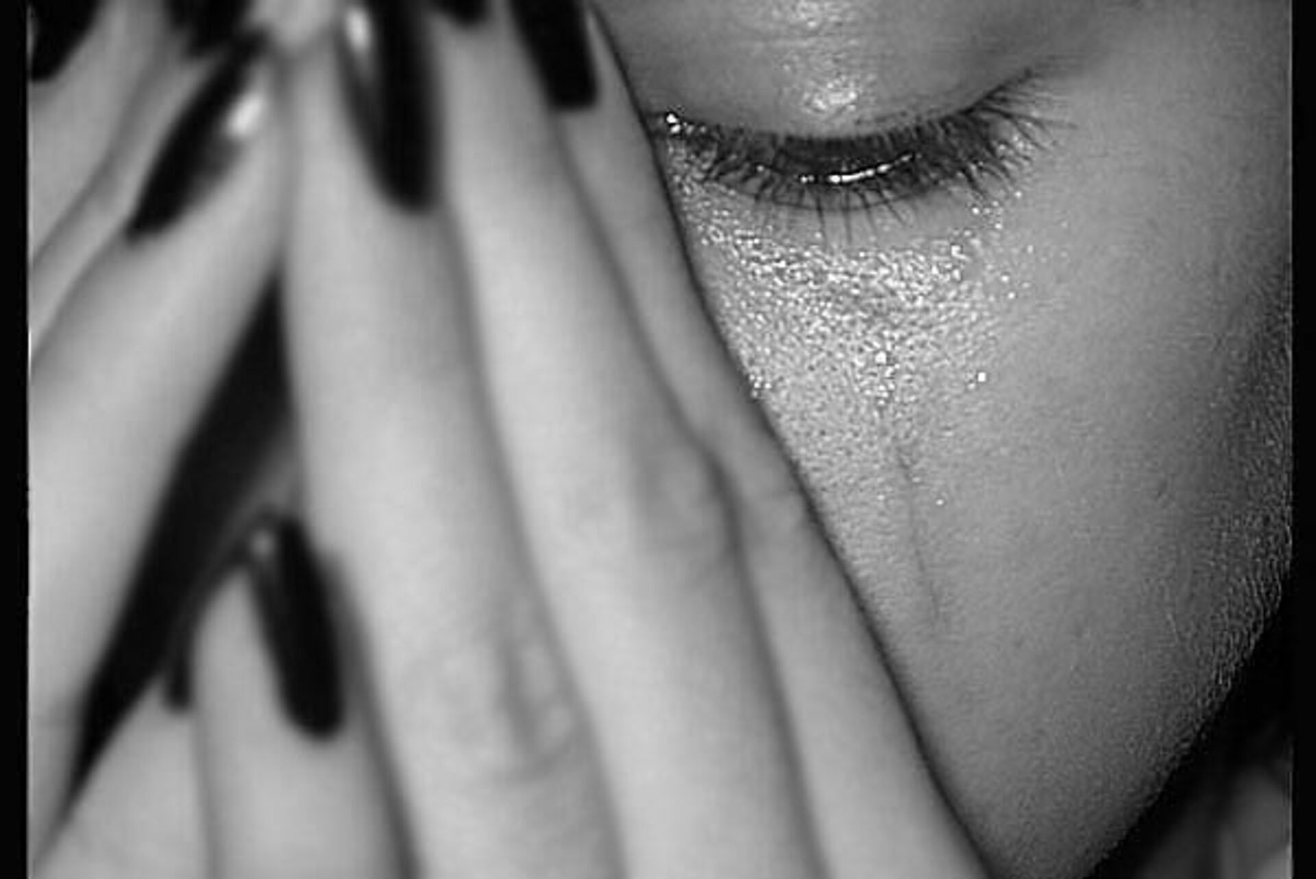 Naya не плачу. Двушка со слезами на глазах. Девушка в слезах. Плачущие глаза.