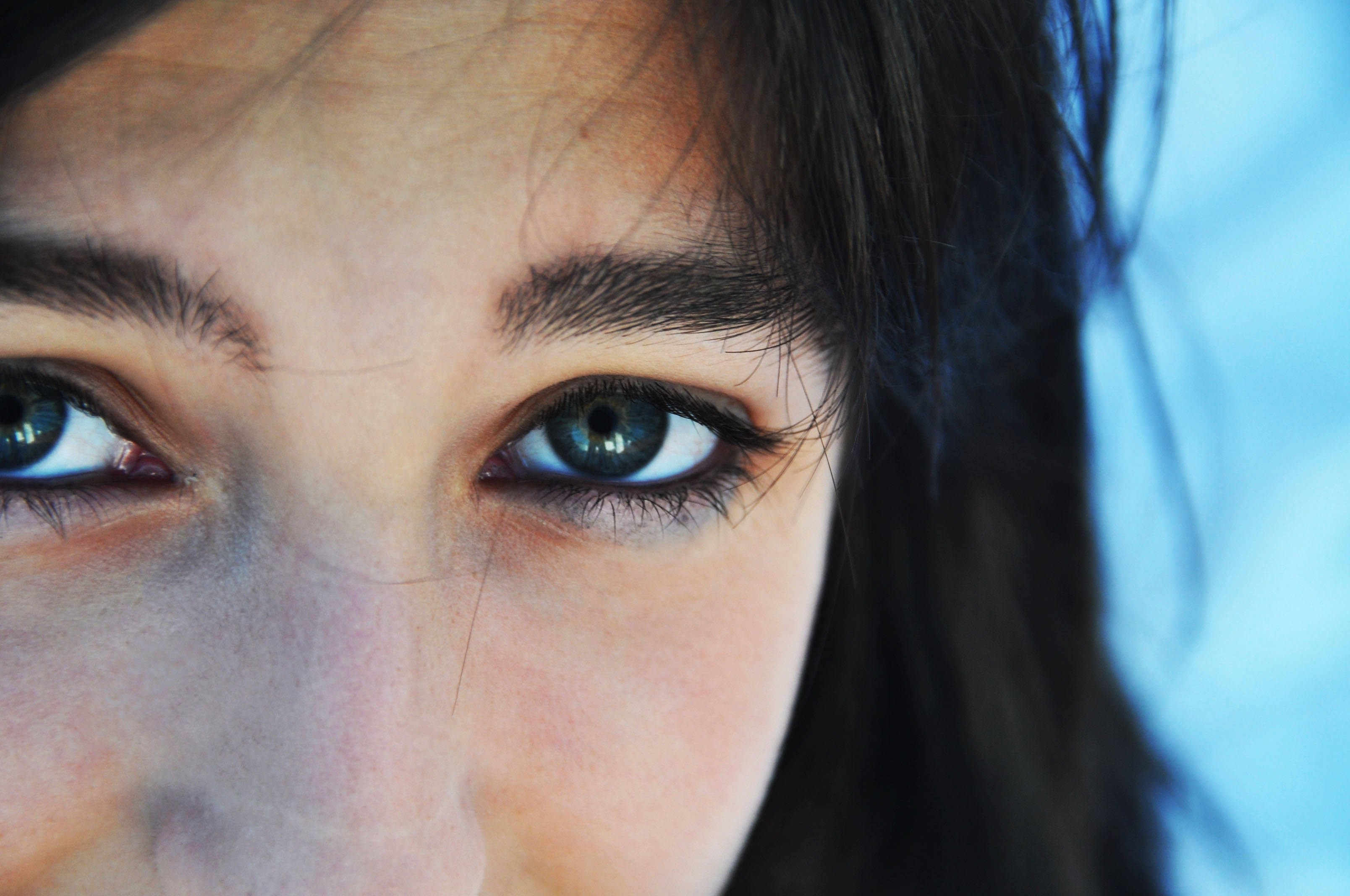 Есть люди с черными глазами. Глаза женщины. Красивые глаза. Девушка с пустыми глазами. Черные глаза.