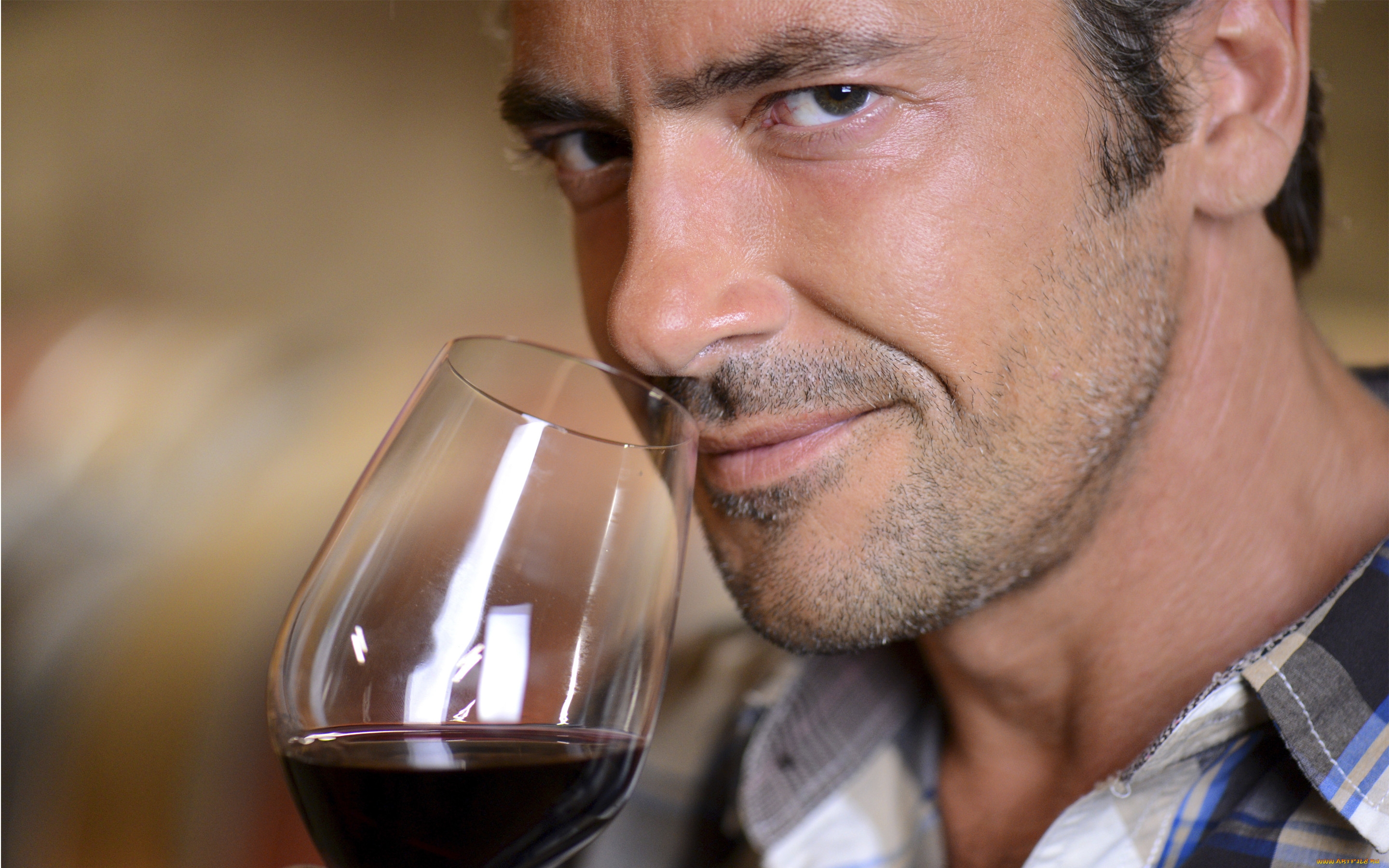 Мужчина с бокалом вина