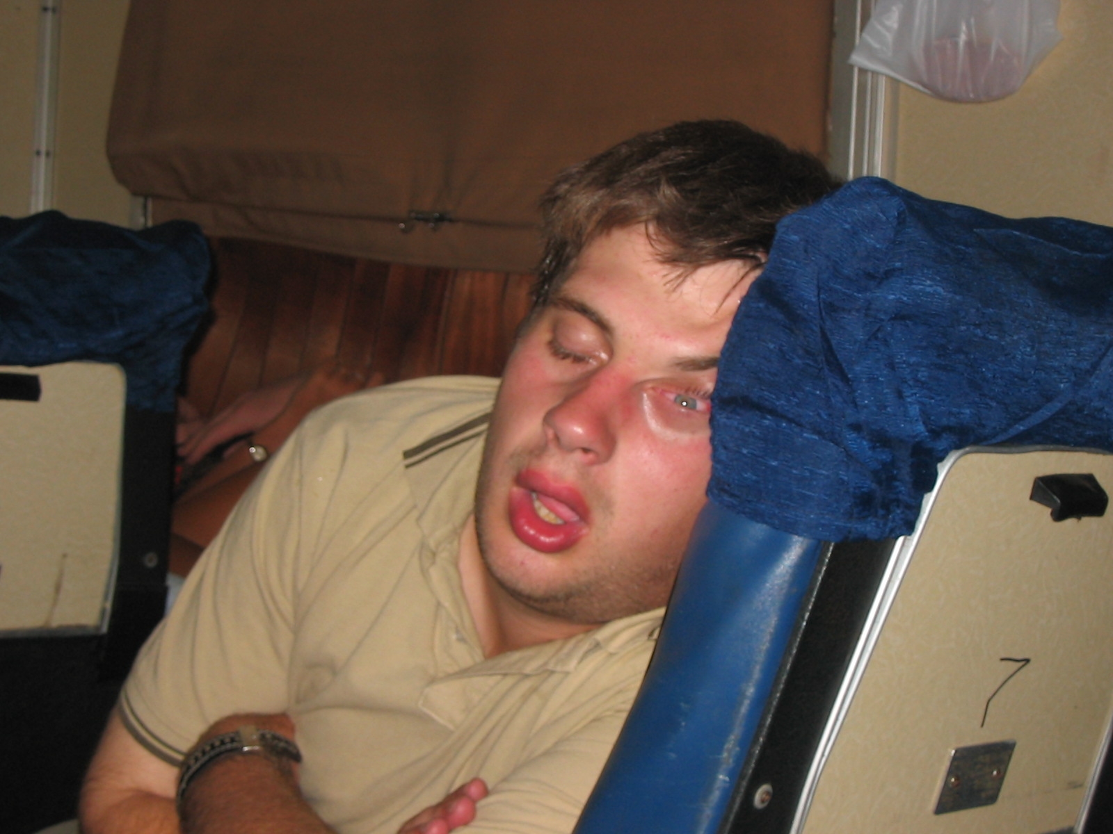 Спящие пьяные мужчины. Очень Сонный человек. Сонное лицо.