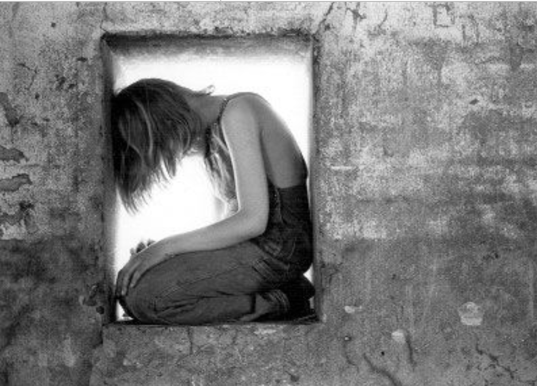 Мир забытой боли. Девушка страдает от одиночества.