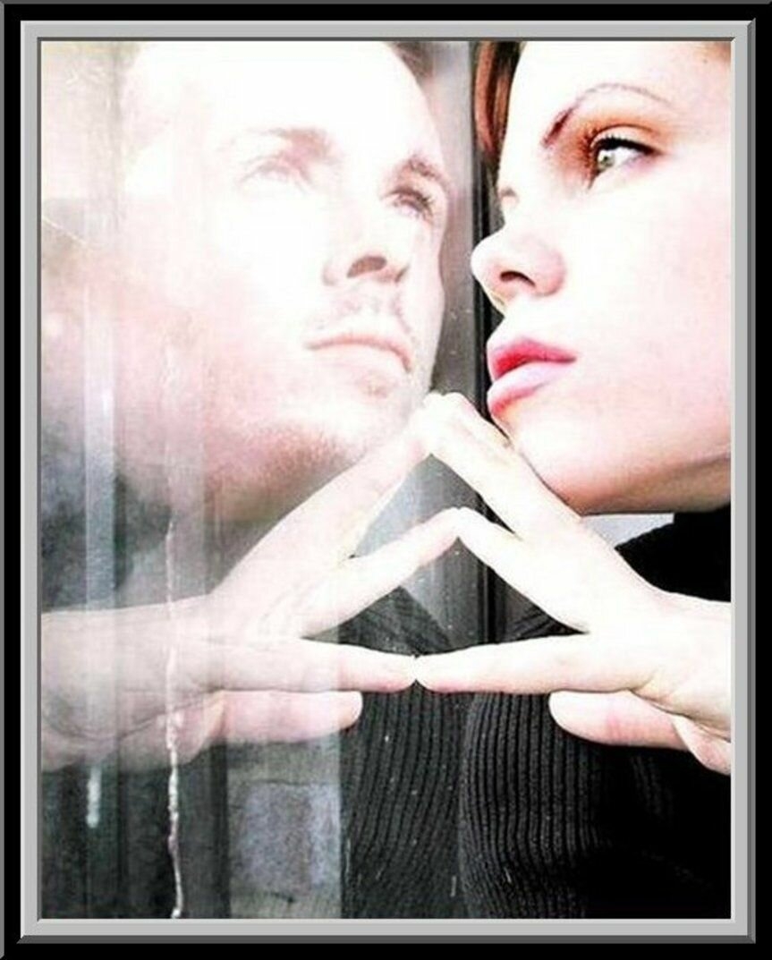 Зеркалить человека. Мужчина и женщина. Мужчина и женщина через стекло. Стекло между людьми. Женщина и ее отражение.