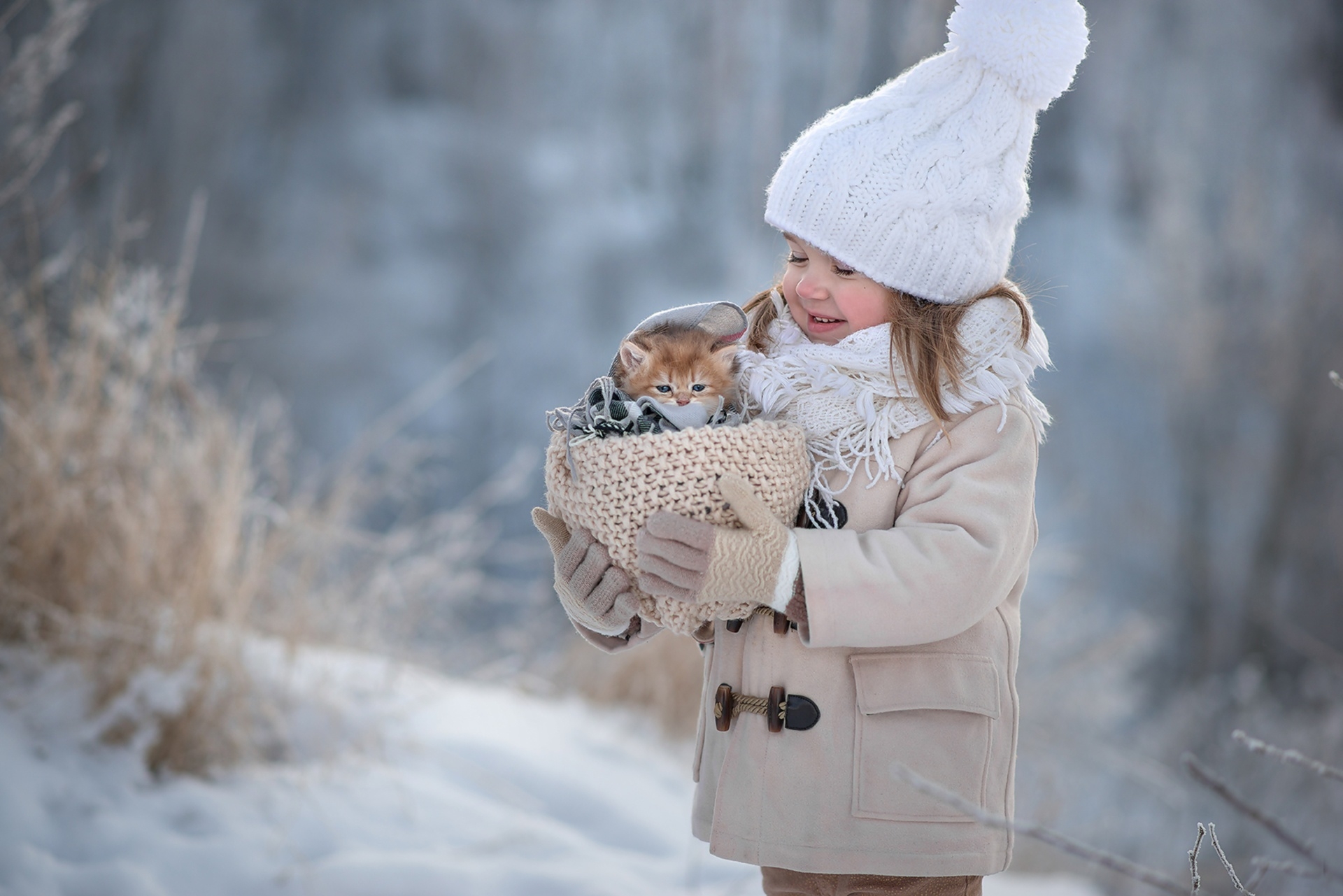 Тепло снежок. Девочка зима. Зимняя фотосессия с ребенком. Радость зимой. Дети зимой.