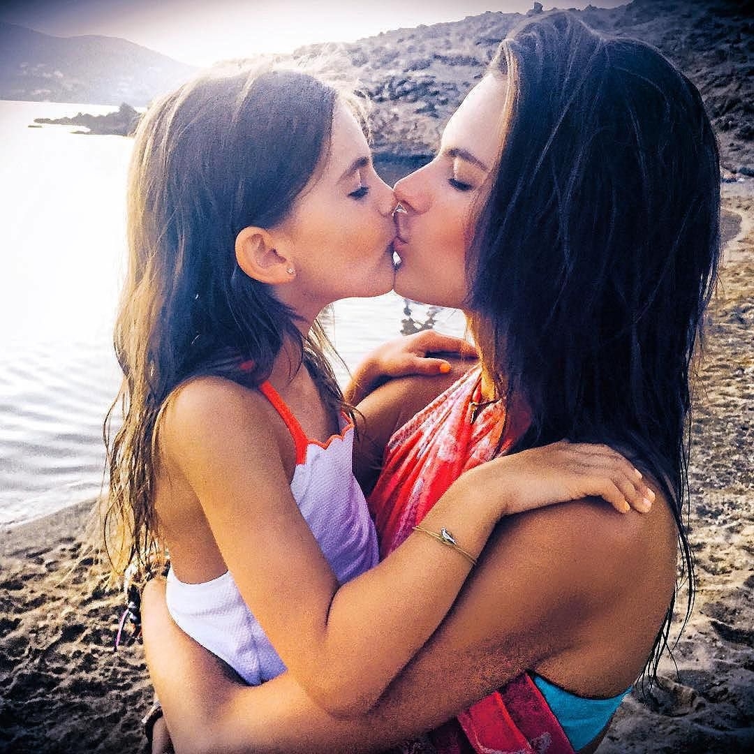 Лизбиянки самое. Алессандра Амбросио поцелуй дочери. Алессандра Амбросио с дочкой. Алессандра Амбросио целует дочь. Девушка целует девушку.