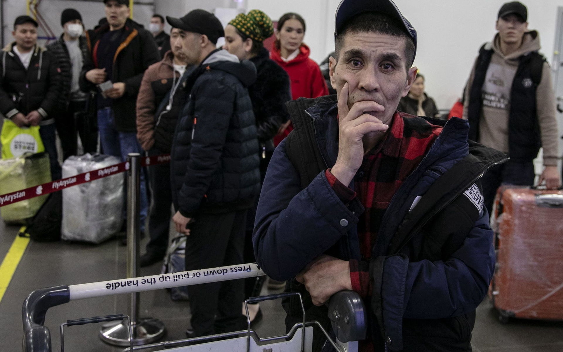 Таджики уезжают из москвы после теракта. Мигранты в аэропорту. Мигранты Таджикистана. Узбеки в аэропорту. Трудовые мигранты.