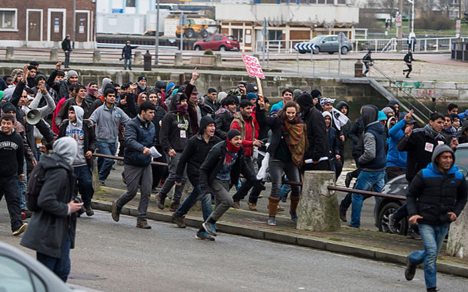 Мигранты нападают на москвичей. Погромы мигрантов во Франции. Беспорядки мигрантов в Европе.