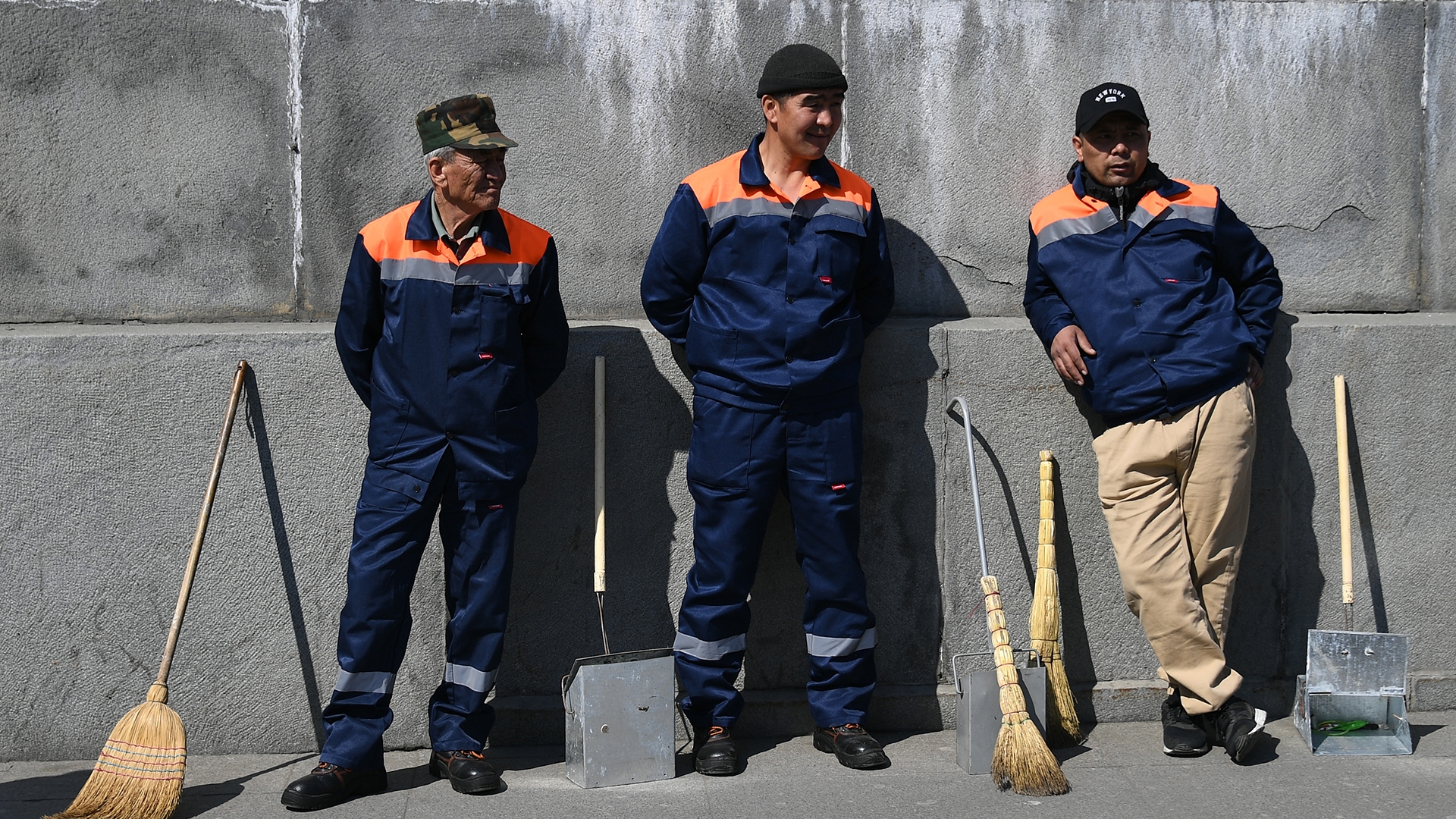 Таджикский рабочий. Трудовые мигранты. Мигранты строители. Работники на стройке. Мигранты на стройке.