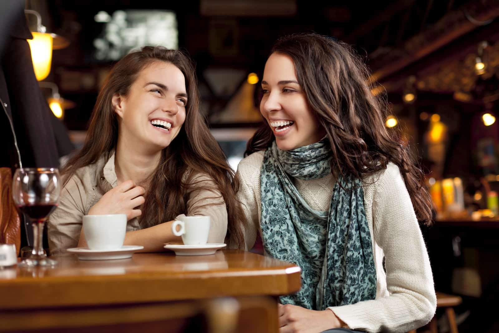 Теплая встреча предложение. Подруги в кафе. Подруги в кофейне. Две девушки в кафе. Подруги в кафе смеются.