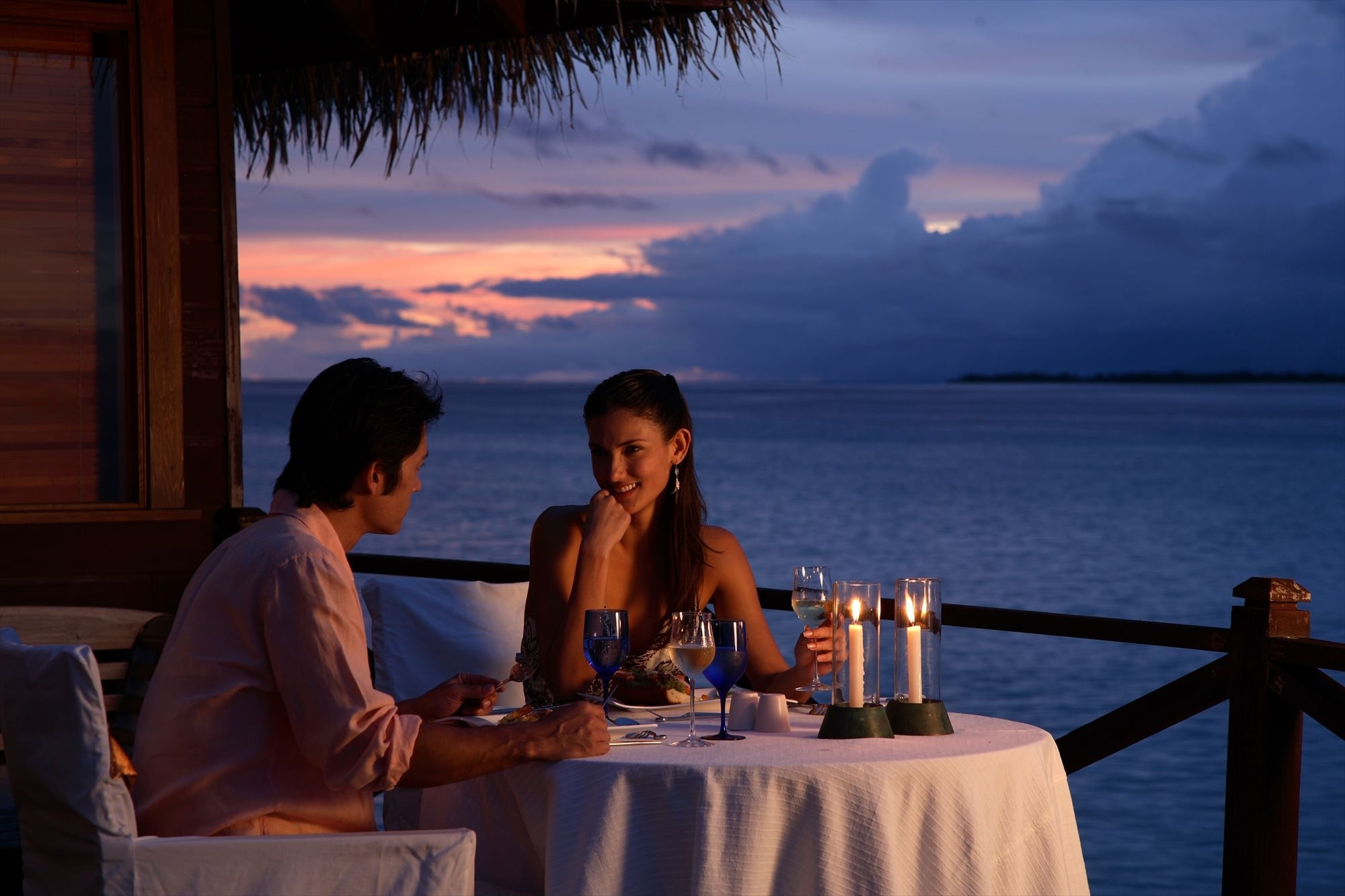 Здесь ждет вас ужин и ночлег. Романтический вечер на берегу моря. Романтический ужин. Романтический ужин на море. Свидание на берегу моря.