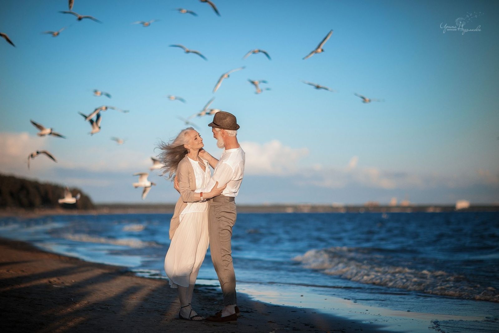 Путешествие на встречу любви. Влюбленные на море. Пожилая пара на море. Фотосессия пожилых пар.