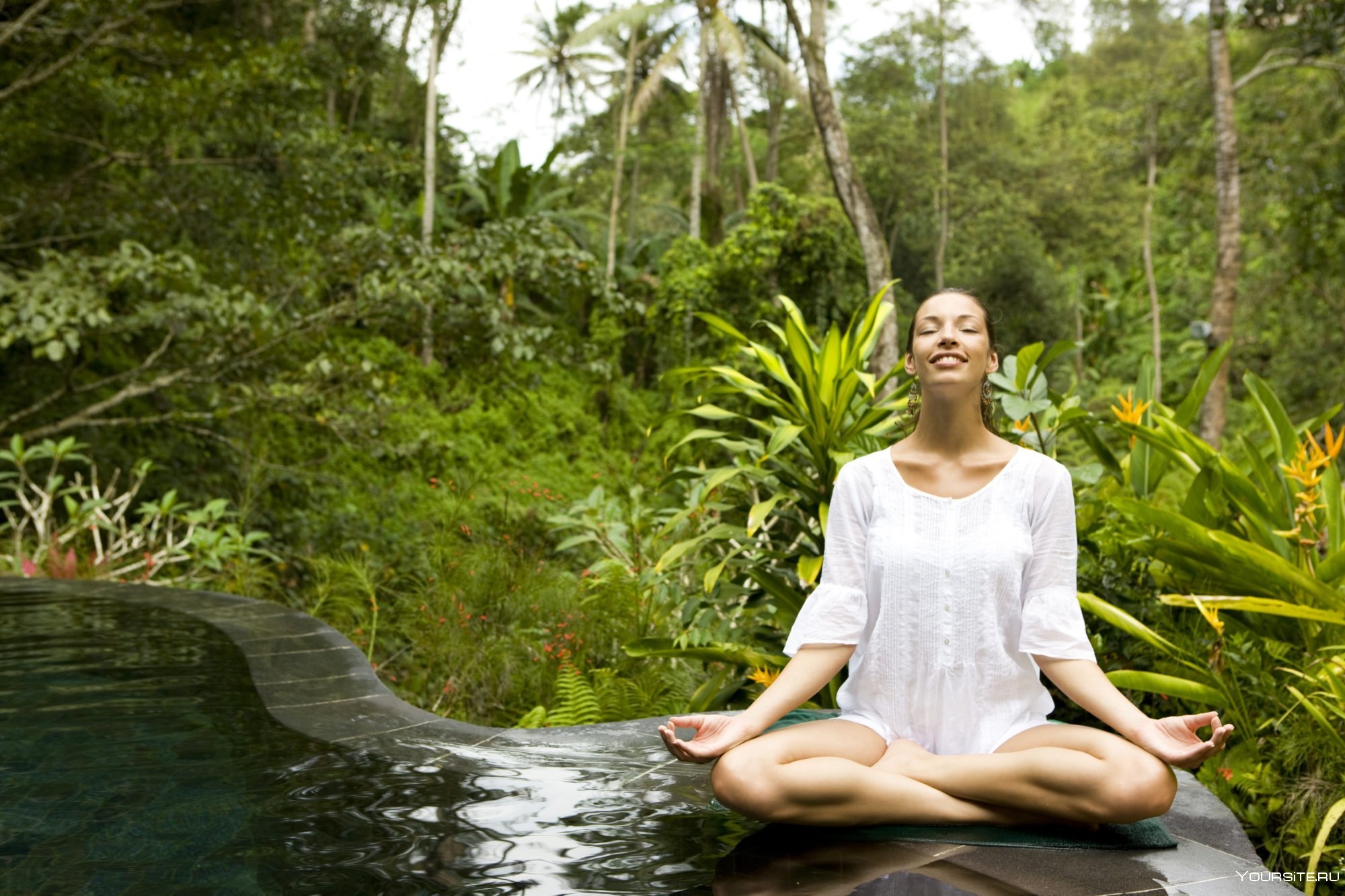 Где медитировать. Ретрит на Бали. Медитация на Бали. Девушка медитирует. Йога медитация.