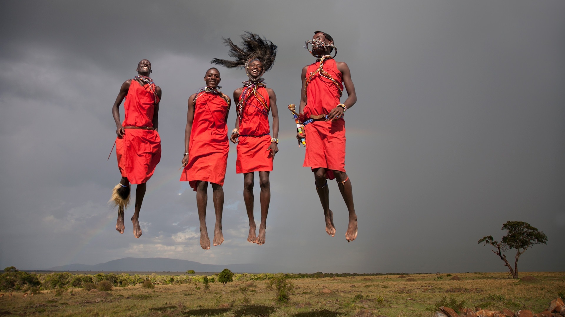 Мужчина женщина в племени. Кения племя Масаи. Масаи народ Африки. Африканское племя Масаи. Масаи прыжки.