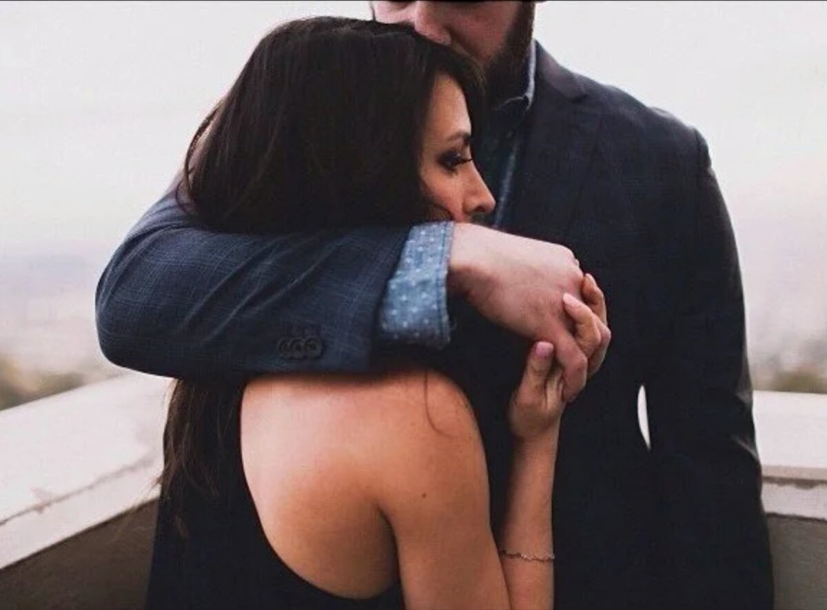 Женщина на плече у мужчины. Парень обнимает девушку. Объятия любимого. Мужчина обн мает женщину.