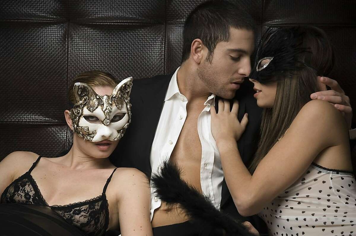 Любовь втроем. Фотосессия двух девушек в масках. Мужчина и женщина в масках. Двое мужчин и одна женщина. Пары в красивом белье
