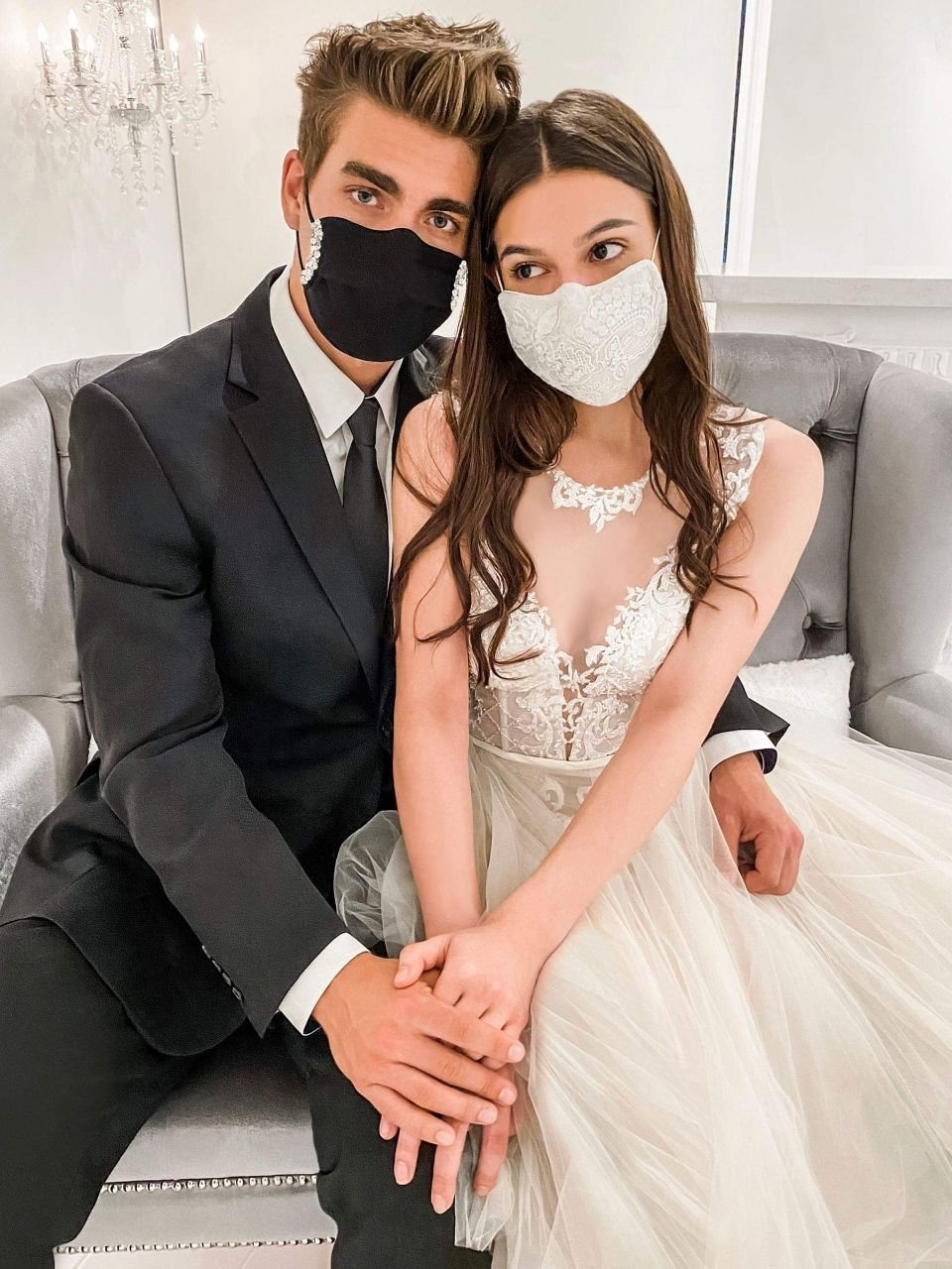Жена в маске другу. Свадебные маски. Свадьба в масках. Маски для жениха и невесты на свадьбу. Невеста в маске.