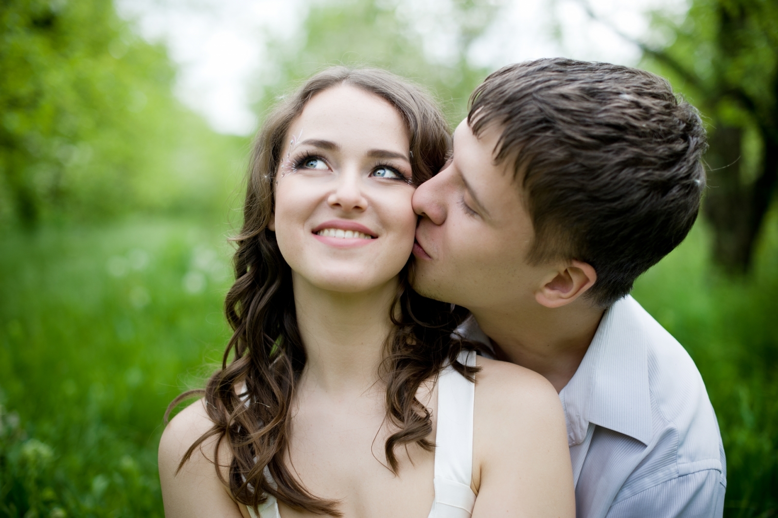 Молодые пары поменялись. Счастливая молодая пара. Фотосессия пары. Поцелуй в щеку. Поцелую в щечку.