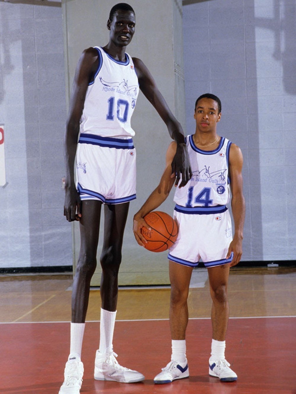 Tall time. Мануте бол суданский баскетболист. Мануте бол баскетболист рост. Самый высокий баскетболист Мануте бол.
