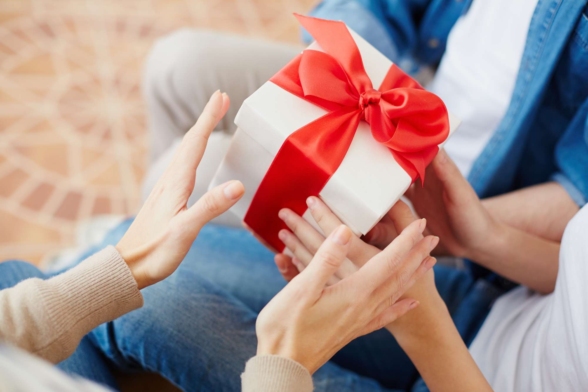Дарить или получать подарки. Подарок. Дарим подарки. Подарок в руках. Человек дарит подарок.